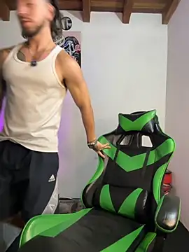 Snapshot of Valentino_Xander chatting on 12.23.25 Valentino Xander online show from 12.23.25