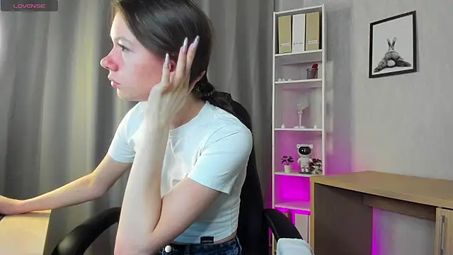 Nicole Charm online show from 03.05.25