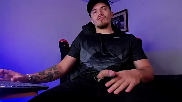 Snapshot of james_connor2 chatting on 12.30.24 james connor2 online show from 12.30.24