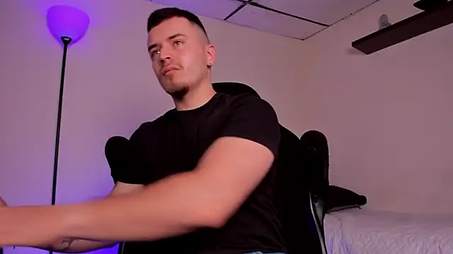 Snapshot of james_connor2 chatting on 11.15.25 james connor2 online show from 11.15.25