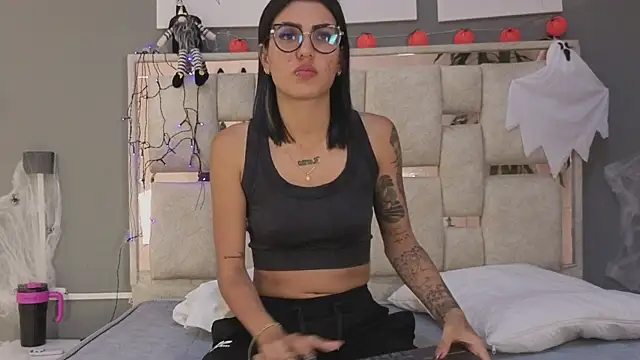 Snapshot of Saraa_lov chatting on 10.25.25 Saraa lov online show from 10.25.25