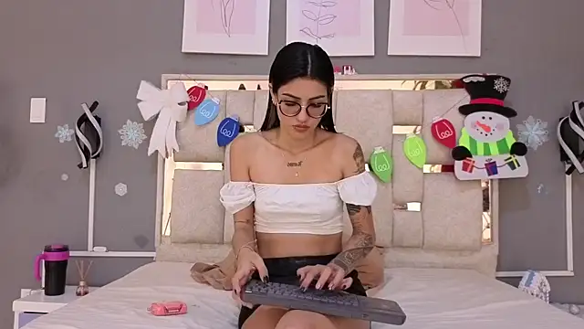 Snapshot of Saraa_lov chatting on 12.05.25 Saraa lov online show from 12.05.25