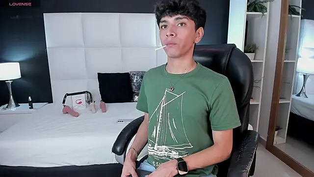 Snapshot of Santy_carrington chatting on 12.06.24 Santy carrington online show from 12.06.24