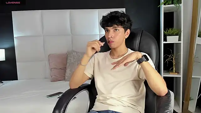 Snapshot of Santy_carrington chatting on 12.20.24 Santy carrington online show from 12.20.24