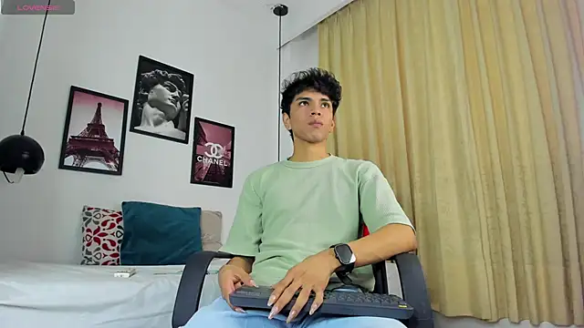 Snapshot of Santy_carrington chatting on 12.21.24 Santy carrington online show from 12.21.24