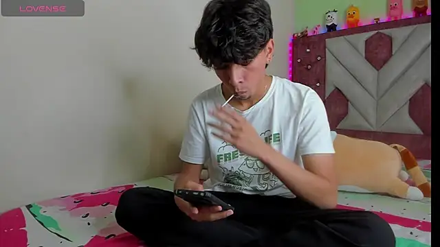 Snapshot of Santy_carrington chatting on 11.25.25 Santy carrington online show from 11.25.25