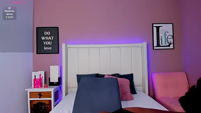 Britanymooree online show from 10.23.25