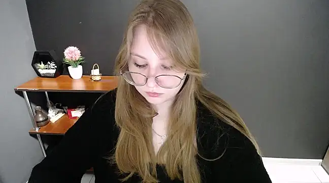 Snapshot of lady_minx chatting on 03.17.25 lady minx online show from 03.17.25