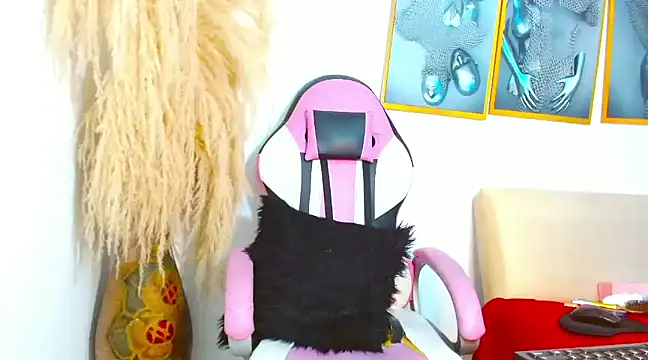 mia foxts online show from 02.14.25