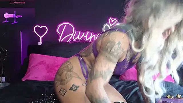 Snapshot of Divina_X_ chatting on 03.06.25 Divina X online show from 03.06.25