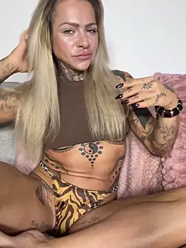 Snapshot of Divina_X_ chatting on 11.17.25 Divina X online show from 11.17.25