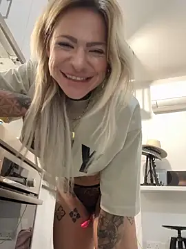 Snapshot of Divina_X_ chatting on 12.05.25 Divina X online show from 12.05.25