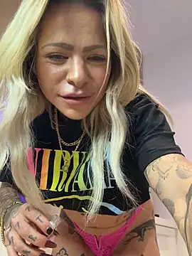 Snapshot of Divina_X_ chatting on 12.16.25 Divina X online show from 12.16.25