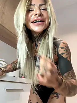 Snapshot of Divina_X_ chatting on 12.18.25 Divina X online show from 12.18.25