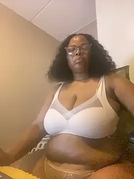 Snapshot of Nomthie chatting on 09.17.25 Nomthie online show from 09.17.25