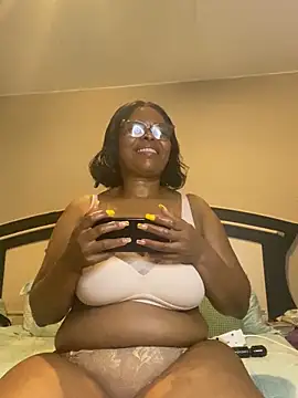 Snapshot of Nomthie chatting on 11.04.25 Nomthie online show from 11.04.25