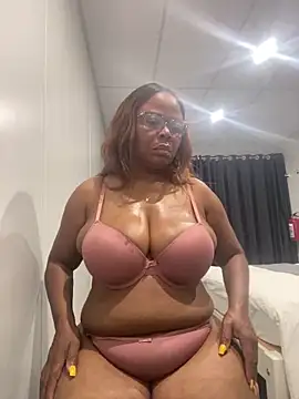 Snapshot of Nomthie chatting on 11.09.25 Nomthie online show from 11.09.25