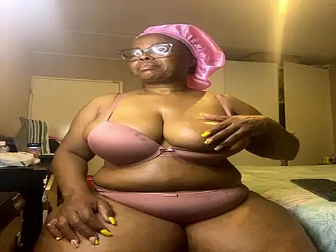 Snapshot of Nomthie chatting on 11.12.25 Nomthie online show from 11.12.25