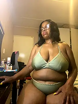 Snapshot of Nomthie chatting on 11.20.25 Nomthie online show from 11.20.25