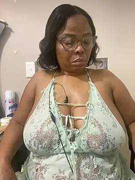 Snapshot of Nomthie chatting on 03.04.26 Nomthie online show from 03.04.26