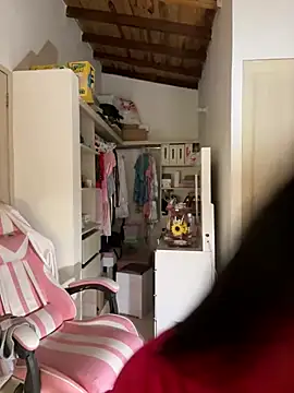 Snapshot of _MadiLee_ chatting on 01.04.25 MadiLee online show from 01.04.25