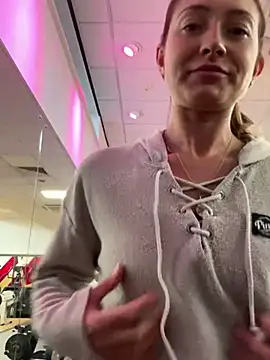 Snapshot of Pollypearson chatting on 01.22.25 Pollypearson online show from 01.22.25