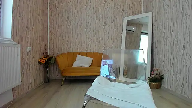 Snapshot of AishaRouhi chatting on 01.27.25 AishaRouhi online show from 01.27.25