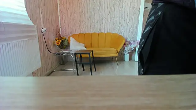 Snapshot of AishaRouhi chatting on 02.14.25 AishaRouhi online show from 02.14.25