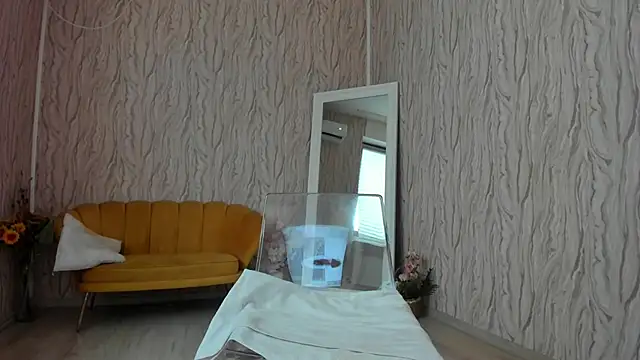 Snapshot of AishaRouhi chatting on 02.15.25 AishaRouhi online show from 02.15.25