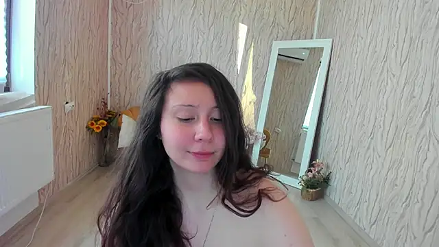 Snapshot of AishaRouhi chatting on 03.08.25 AishaRouhi online show from 03.08.25