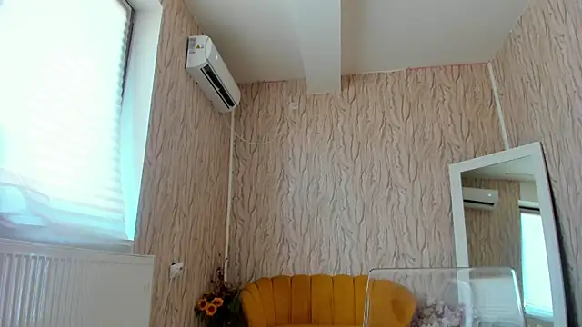 Snapshot of AishaRouhi chatting on 03.10.25 AishaRouhi online show from 03.10.25