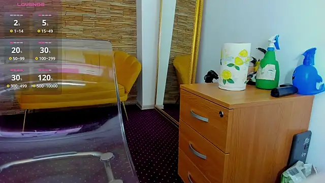 Snapshot of AishaRouhi chatting on 10.10.25 AishaRouhi online show from 10.10.25