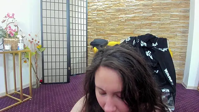 Snapshot of AishaRouhi chatting on 11.26.25 AishaRouhi online show from 11.26.25