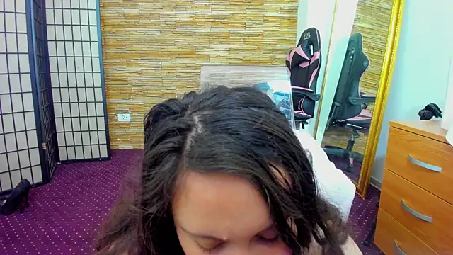 Snapshot of AishaRouhi chatting on 12.15.25 AishaRouhi online show from 12.15.25