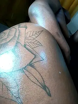 Hugemassivebootie online show from 11.08.25