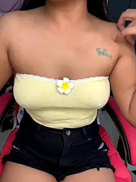 Snapshot of LeisyXO chatting on 10.29.25 LeisyXO online show from 10.29.25