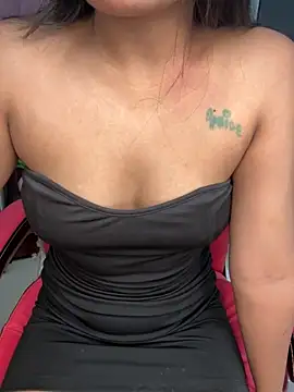 Snapshot of LeisyXO chatting on 10.30.25 LeisyXO online show from 10.30.25