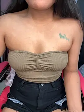 Snapshot of LeisyXO chatting on 11.03.25 LeisyXO online show from 11.03.25