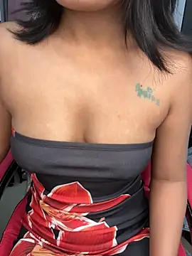 Snapshot of LeisyXO chatting on 11.22.25 LeisyXO online show from 11.22.25