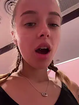 Snapshot of enjoy_my_beauty chatting on 01.24.25 enjoy my beauty online show from 01.24.25