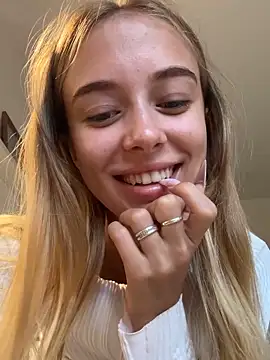 Snapshot of enjoy_my_beauty chatting on 09.18.25 enjoy my beauty online show from 09.18.25