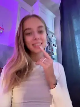 Snapshot of enjoy_my_beauty chatting on 09.23.25 enjoy my beauty online show from 09.23.25