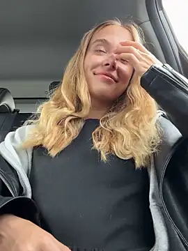 Snapshot of enjoy_my_beauty chatting on 10.13.25 enjoy my beauty online show from 10.13.25