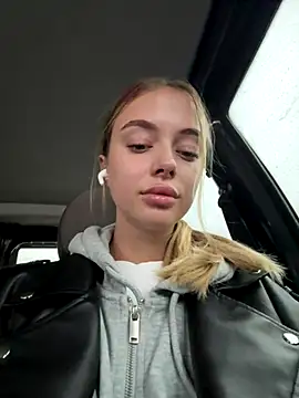 Snapshot of enjoy_my_beauty chatting on 10.31.25 enjoy my beauty online show from 10.31.25