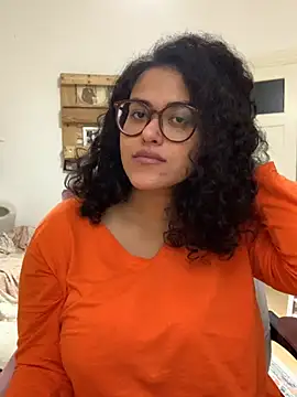 Snapshot of Curvydesifromgermany chatting on 10.29.25 Curvydesifromgermany online show from 10.29.25