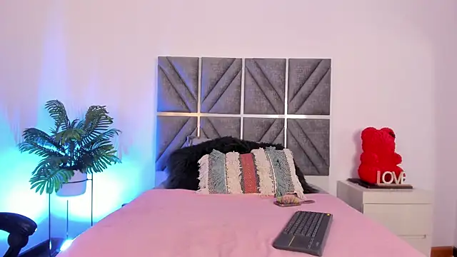 Laura Dicardy online show from 09.22.25