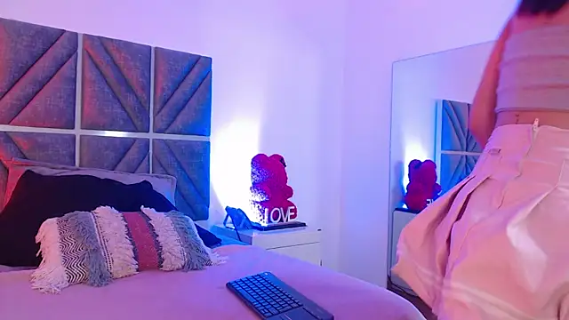 Laura Dicardy online show from 12.04.25