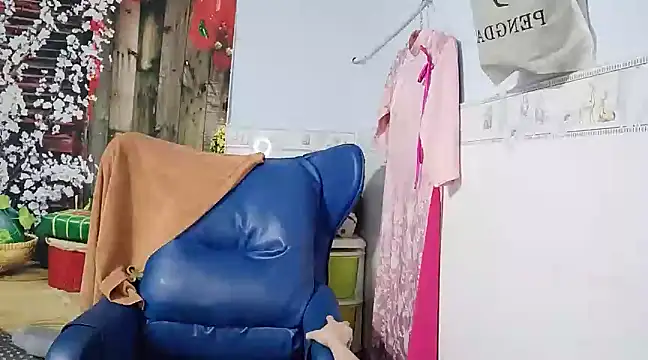 Snapshot of Cherry_6969 chatting on 03.17.25 Cherry 6969 online show from 03.17.25