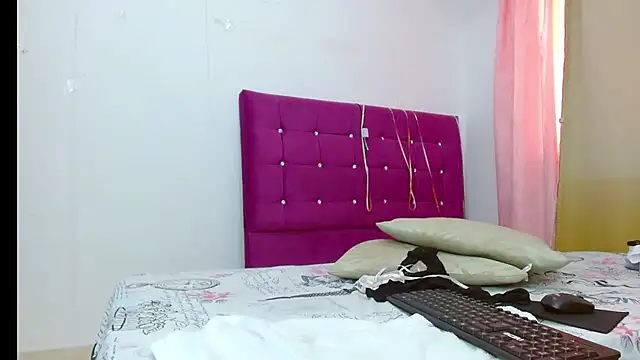 Snapshot of chantalsemenova1 chatting on 10.24.25 chantalsemenova1 online show from 10.24.25