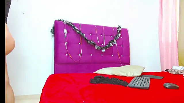 Snapshot of chantalsemenova1 chatting on 11.29.25 chantalsemenova1 online show from 11.29.25